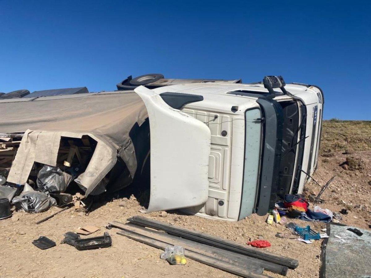 Ağrı'da kontrolden çıkan tır devrildi