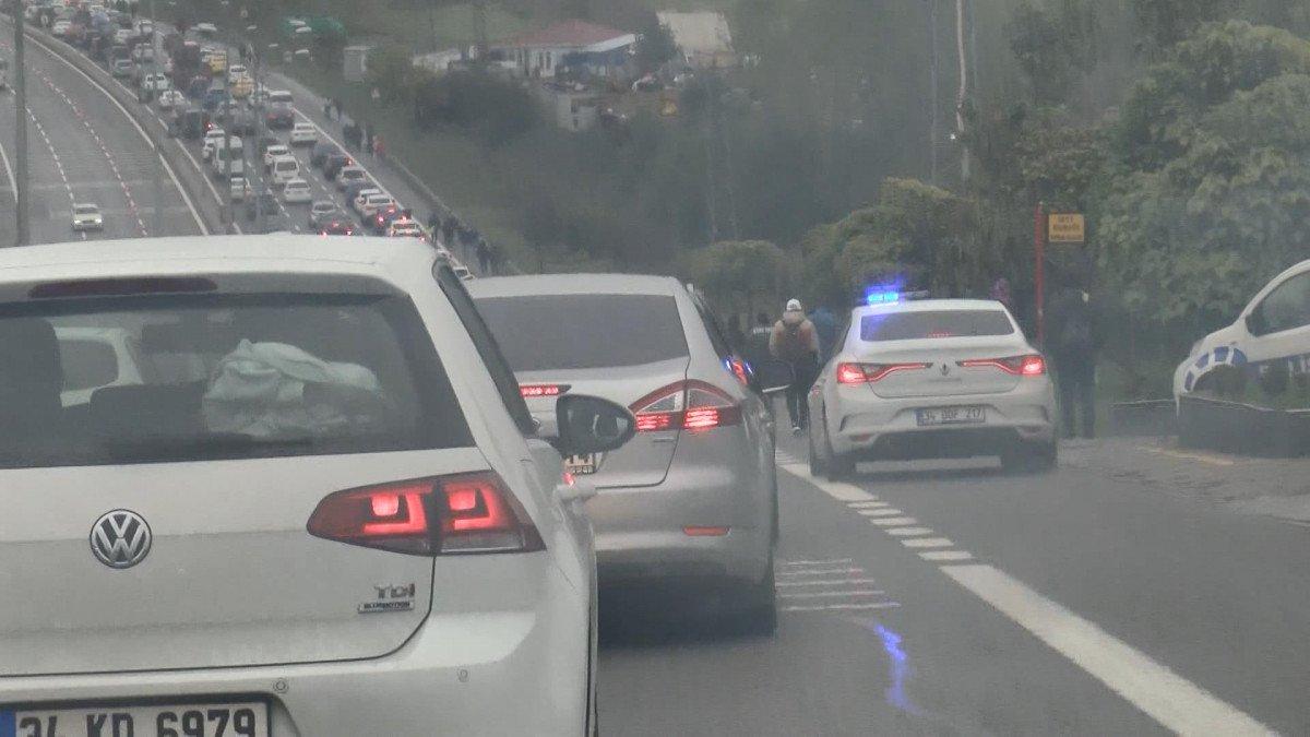 Formula 1 yolları kilitlendi, yayalar güvenlik şeridinde yürüdü