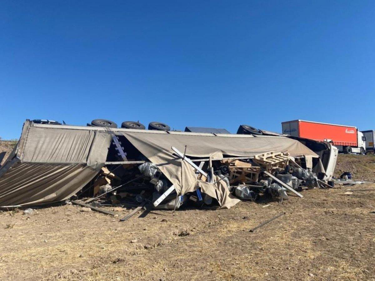 Ağrı'da kontrolden çıkan tır devrildi