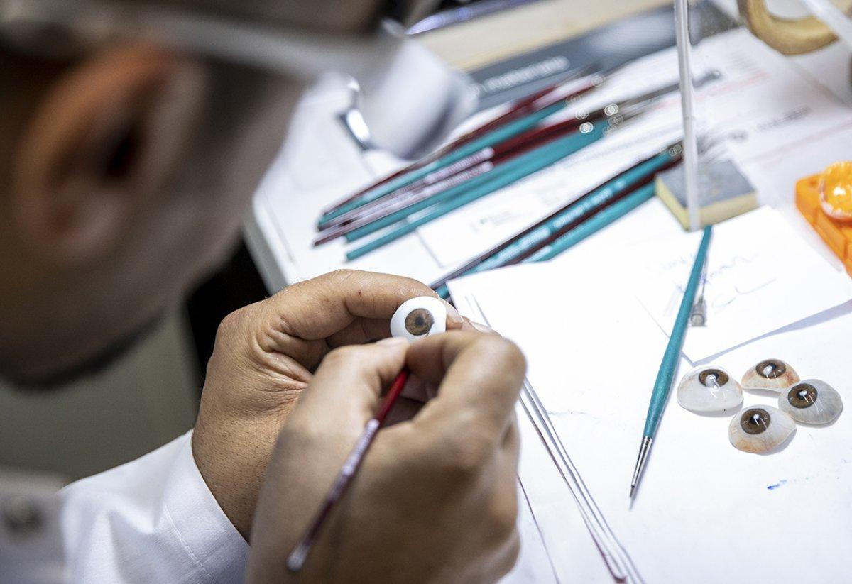 Göz protezcisi Adem Uçar, gerçeğinden ayırt edilemeyecek protez gözler hazırlıyor