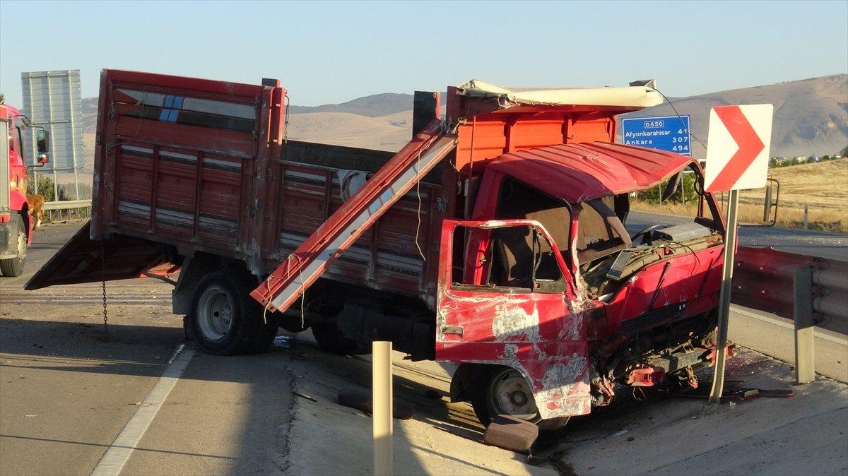 Afyonkarahisar'da otomobil ile kamyonet çarpıştı