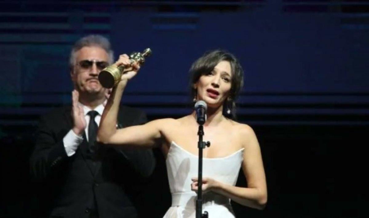 Tamer Karadağlı ve Nihal Yalçın'ın 'ödül' gerginliği