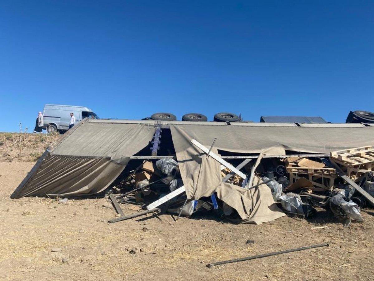 Ağrı'da kontrolden çıkan tır devrildi