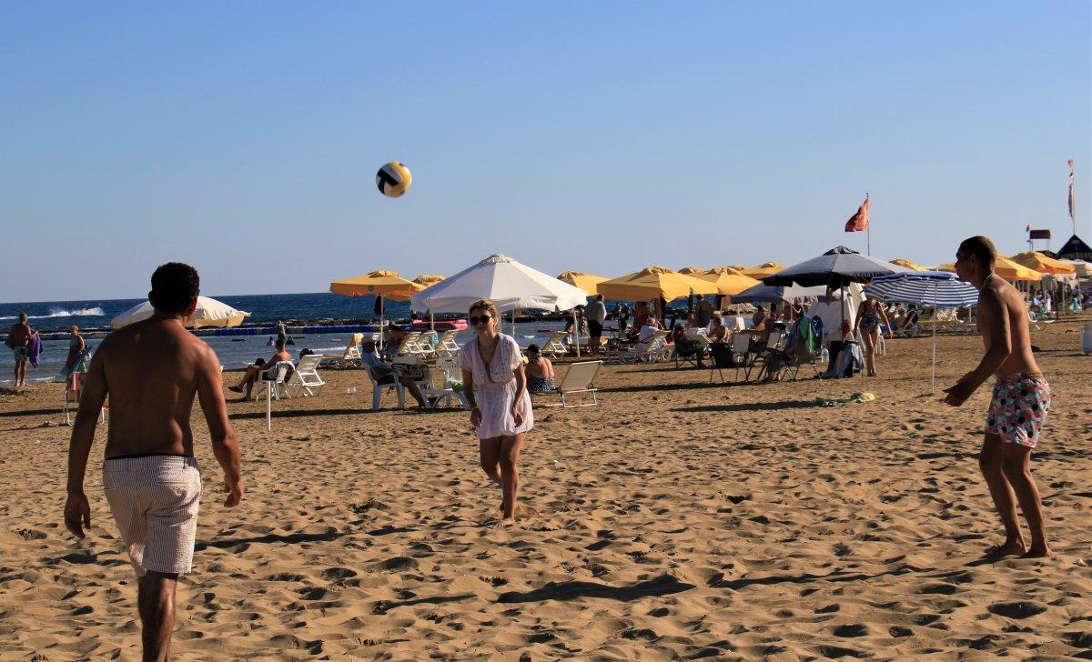 Tatilciler Mersin Kızkalesi'ne akın etti