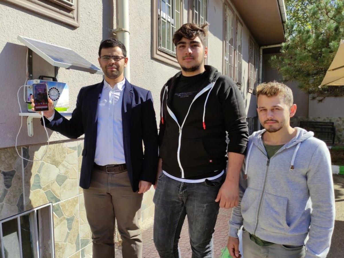 Bursa'da bir öğretmen, sokak ve caddelere yerleştirilen şarj cihazı üretti