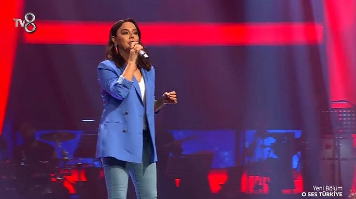 O Ses Türkiye'de Acun Ilıcalı'nın teklifini kırmayan Ebru Gündeş sahneye çıktı