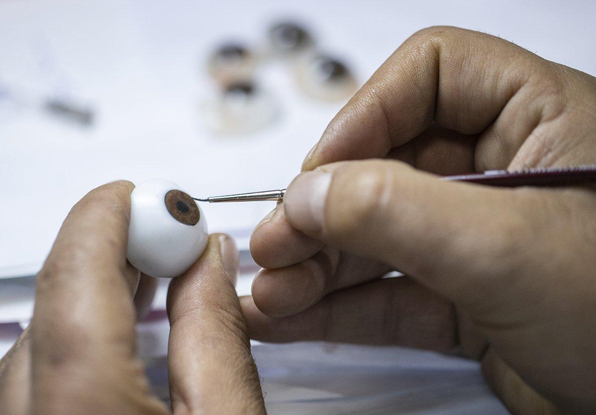 Göz protezcisi Adem Uçar, gerçeğinden ayırt edilemeyecek protez gözler hazırlıyor