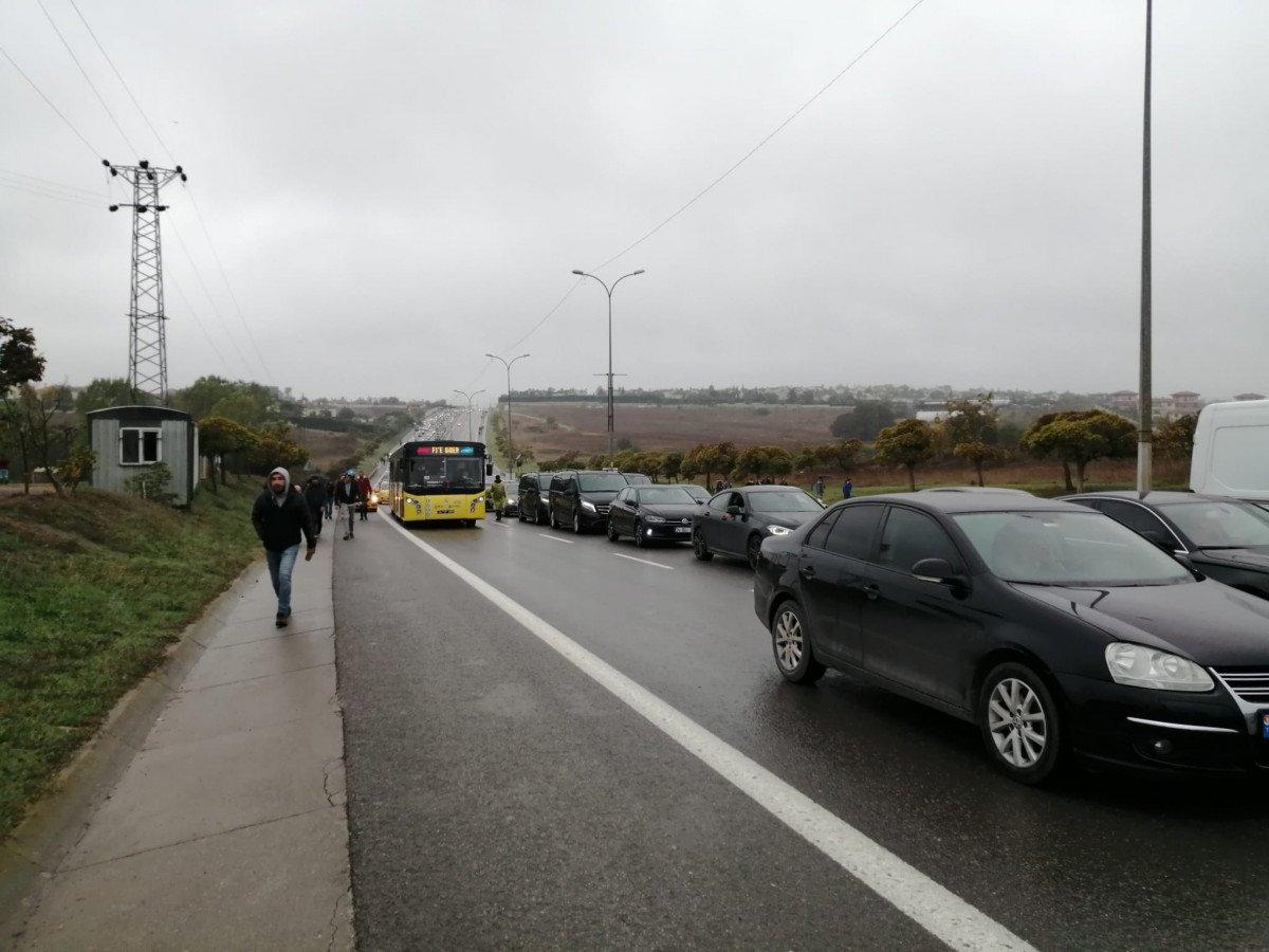 Formula 1 yolları kilitlendi, yayalar güvenlik şeridinde yürüdü