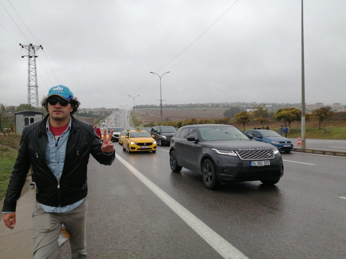 Formula 1 yolları kilitlendi, yayalar güvenlik şeridinde yürüdü