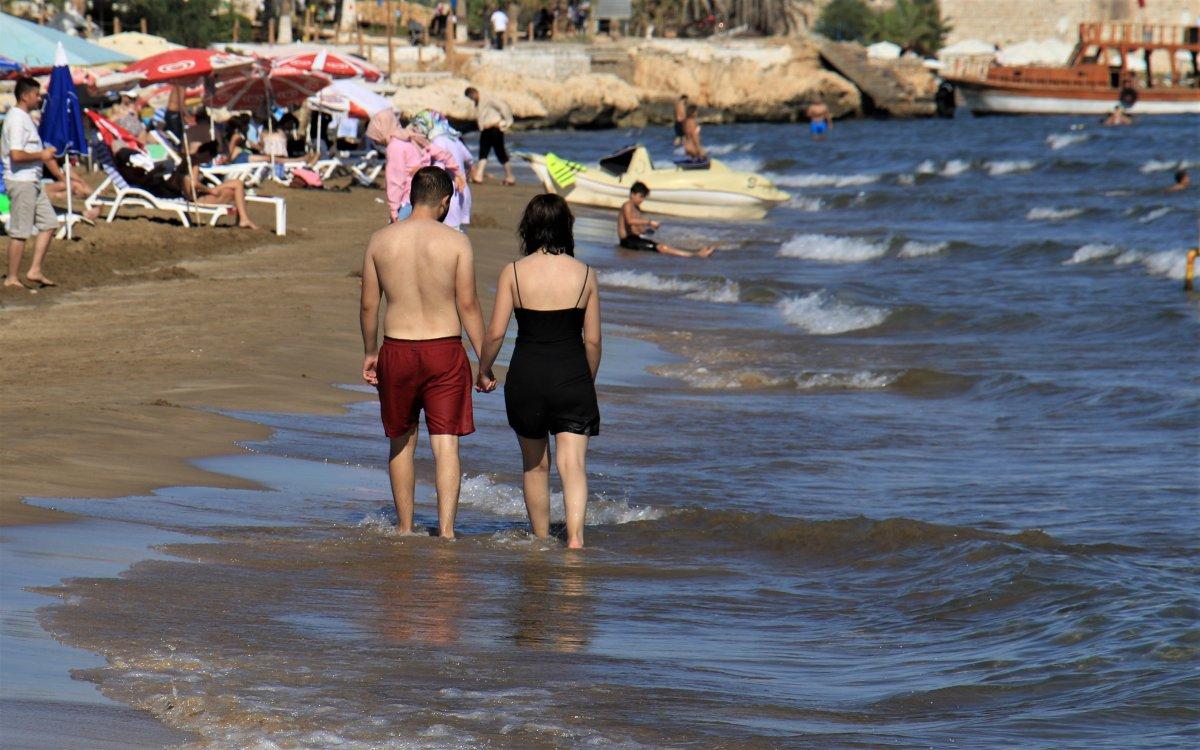 Tatilciler Mersin Kızkalesi'ne akın etti