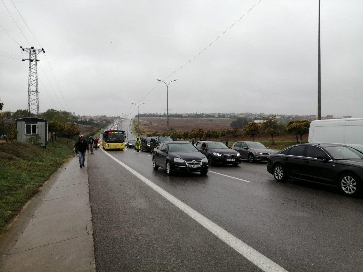 Formula 1 yolları kilitlendi, yayalar güvenlik şeridinde yürüdü