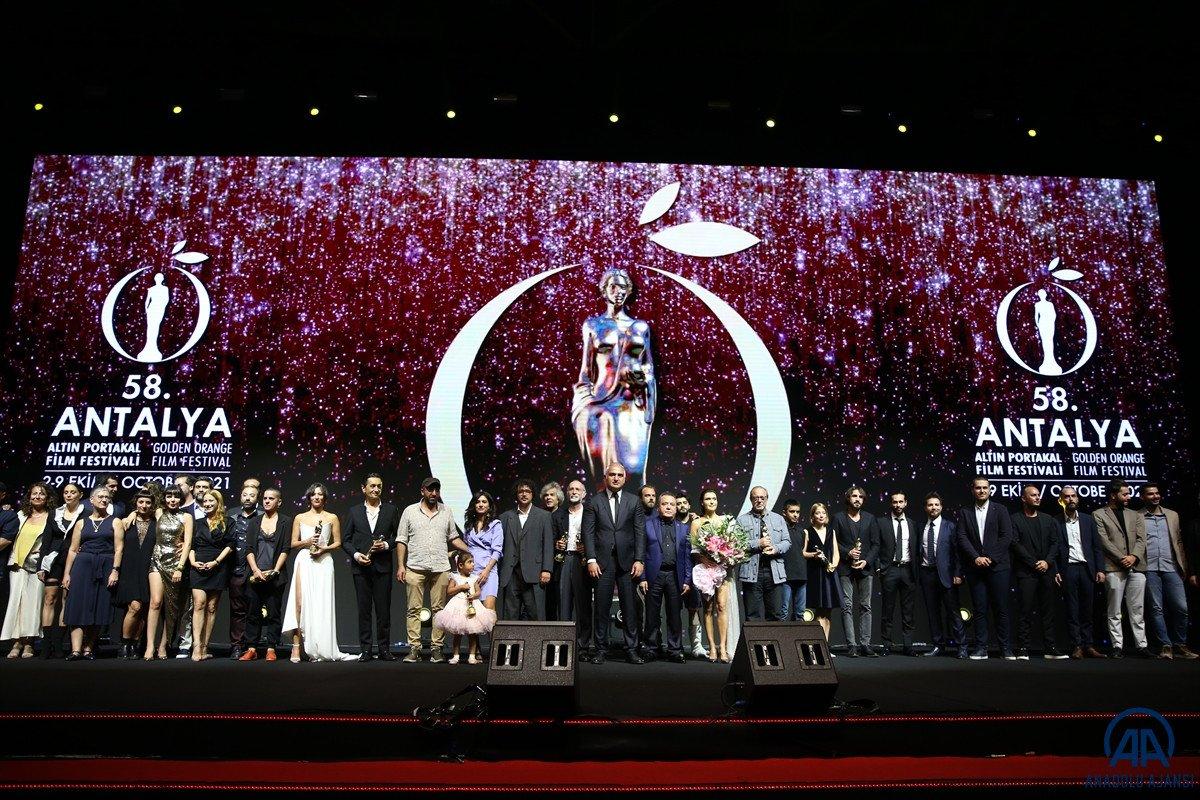 Altın Portakal'da en iyi film ödülü Uzun Tıraş'a verildi