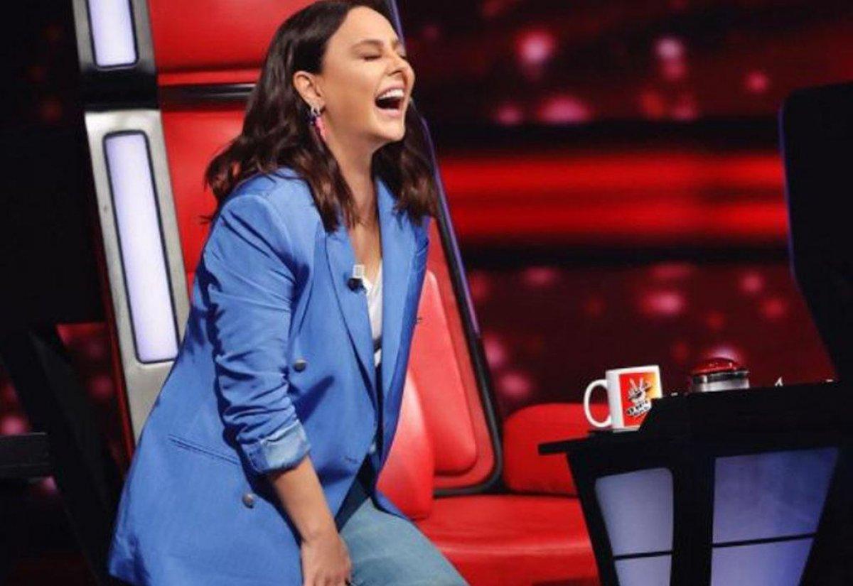 O Ses Türkiye'de Acun Ilıcalı'nın teklifini kırmayan Ebru Gündeş sahneye çıktı