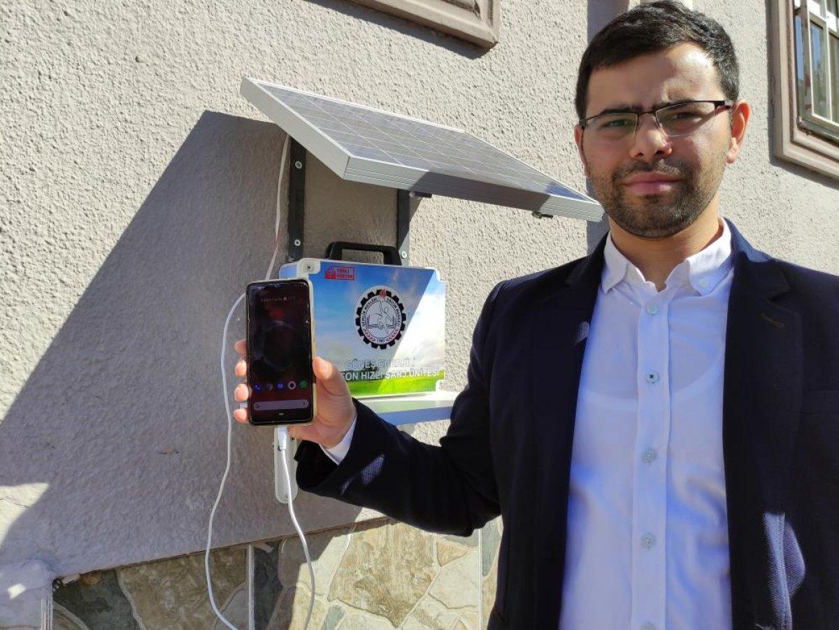 Bursa'da bir öğretmen, sokak ve caddelere yerleştirilen şarj cihazı üretti