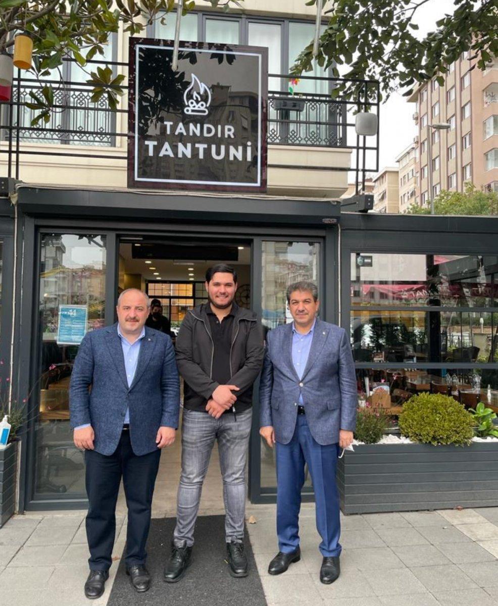 Korumasız şoförsüz gezen bir bakan: Mustafa Varank