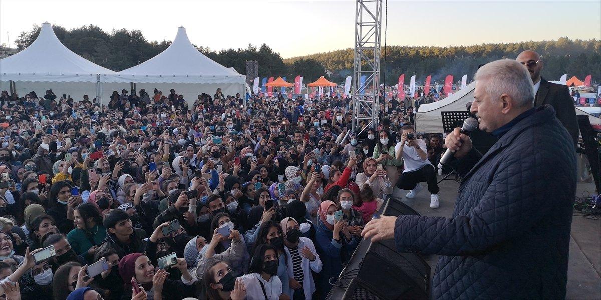 Binali Yıldırım gençlerle türkü söyledi, Soner Sarıkabadayı ile düet yaptı