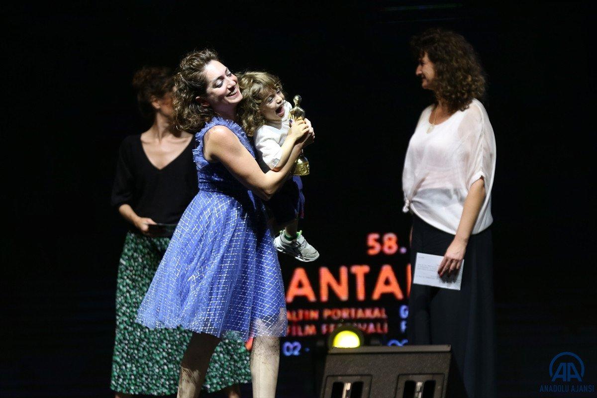 Altın Portakal'da en iyi film ödülü Uzun Tıraş'a verildi