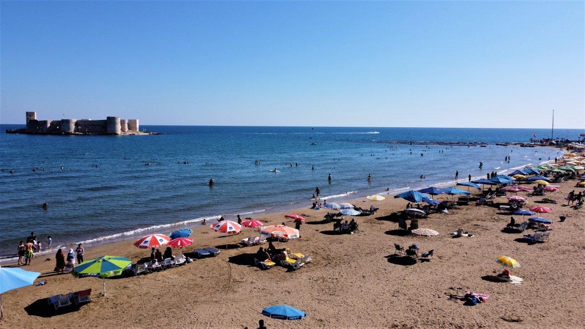 Tatilciler Mersin Kızkalesi'ne akın etti