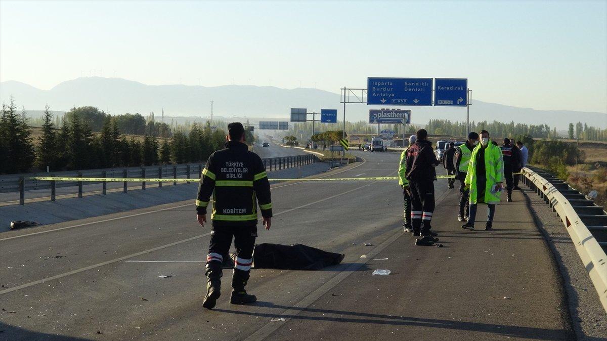 Afyonkarahisar'da otomobil ile kamyonet çarpıştı
