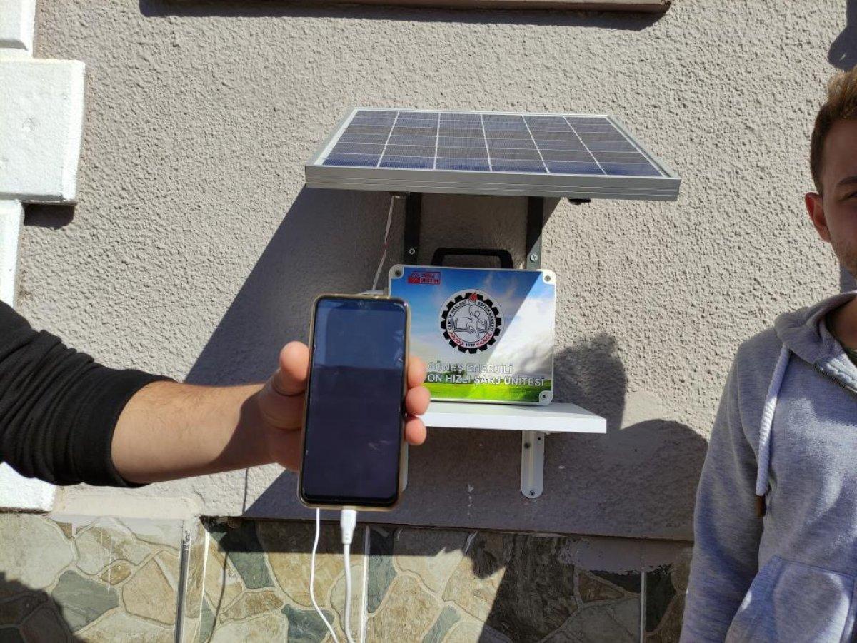 Bursa'da bir öğretmen, sokak ve caddelere yerleştirilen şarj cihazı üretti