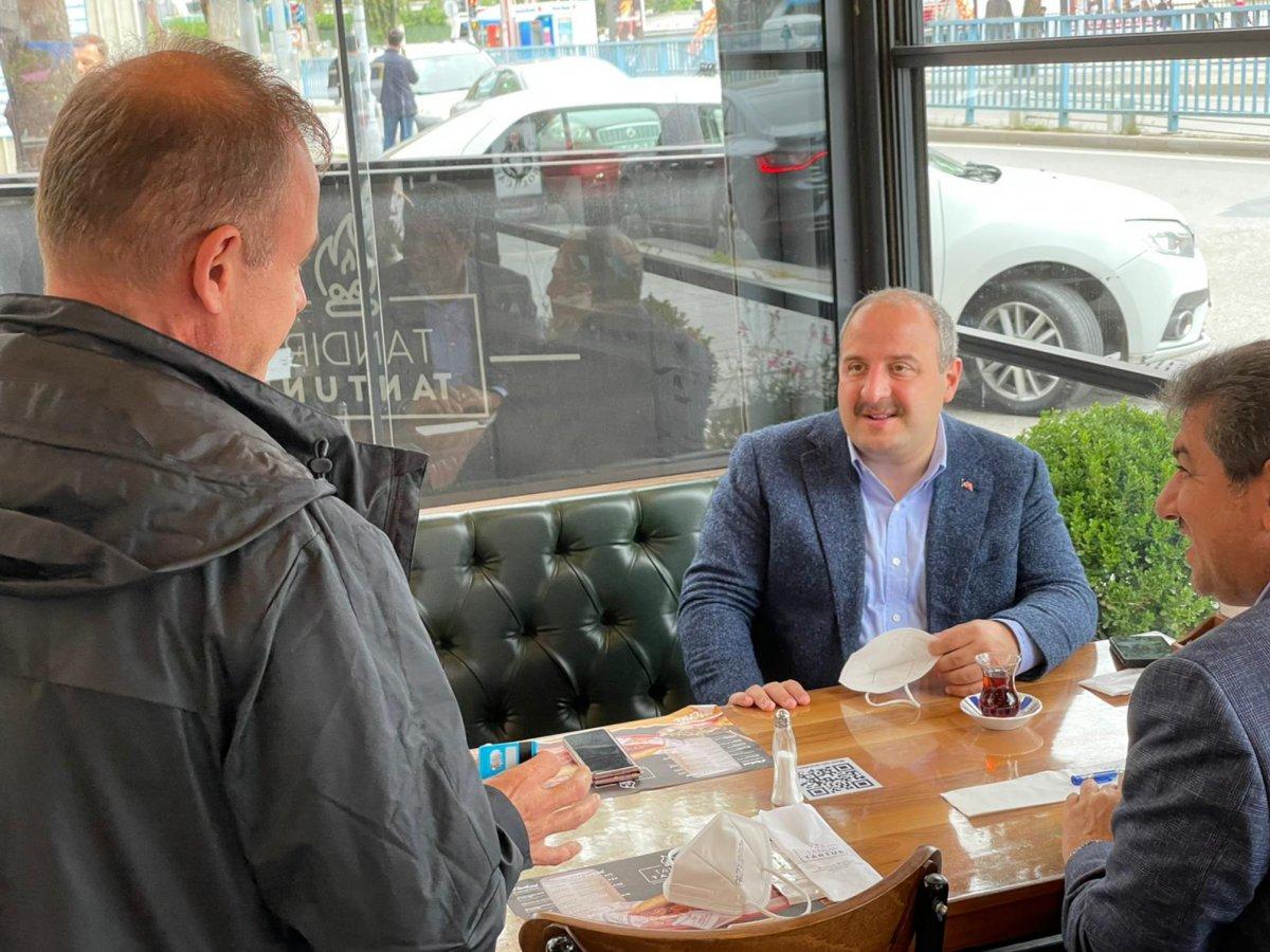 Korumasız şoförsüz gezen bir bakan: Mustafa Varank