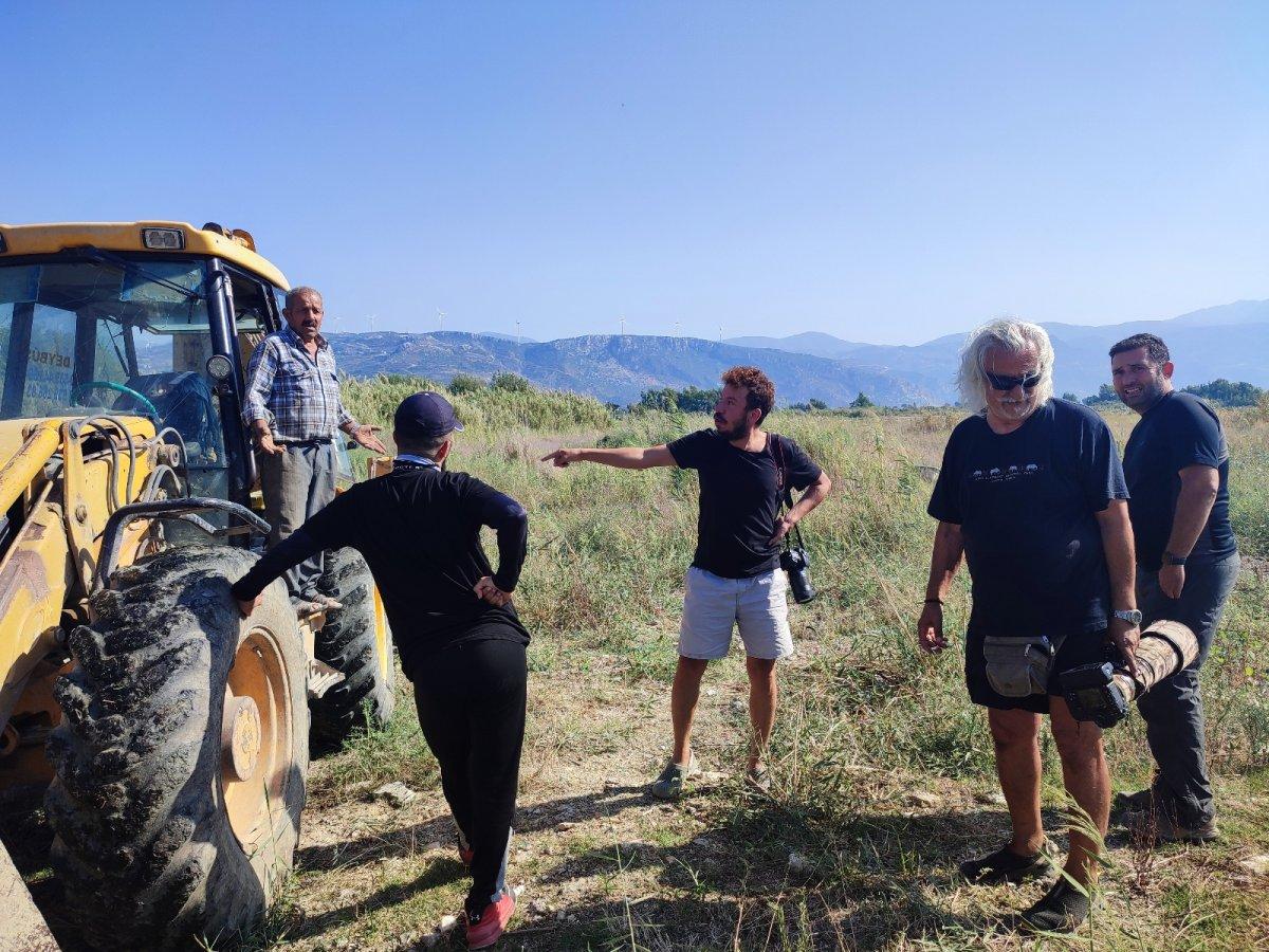 Hatay'da kuş cennetine kepçe ile geçip yol açmaya çalıştı