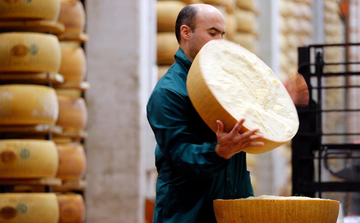 Bu teker bildiklerinizden değil! İşte makarnaların sıcak yuvası parmesan tekeri....