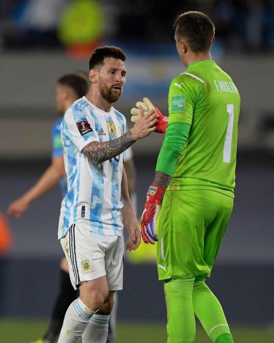 Messi'den Muslera'ya gol
