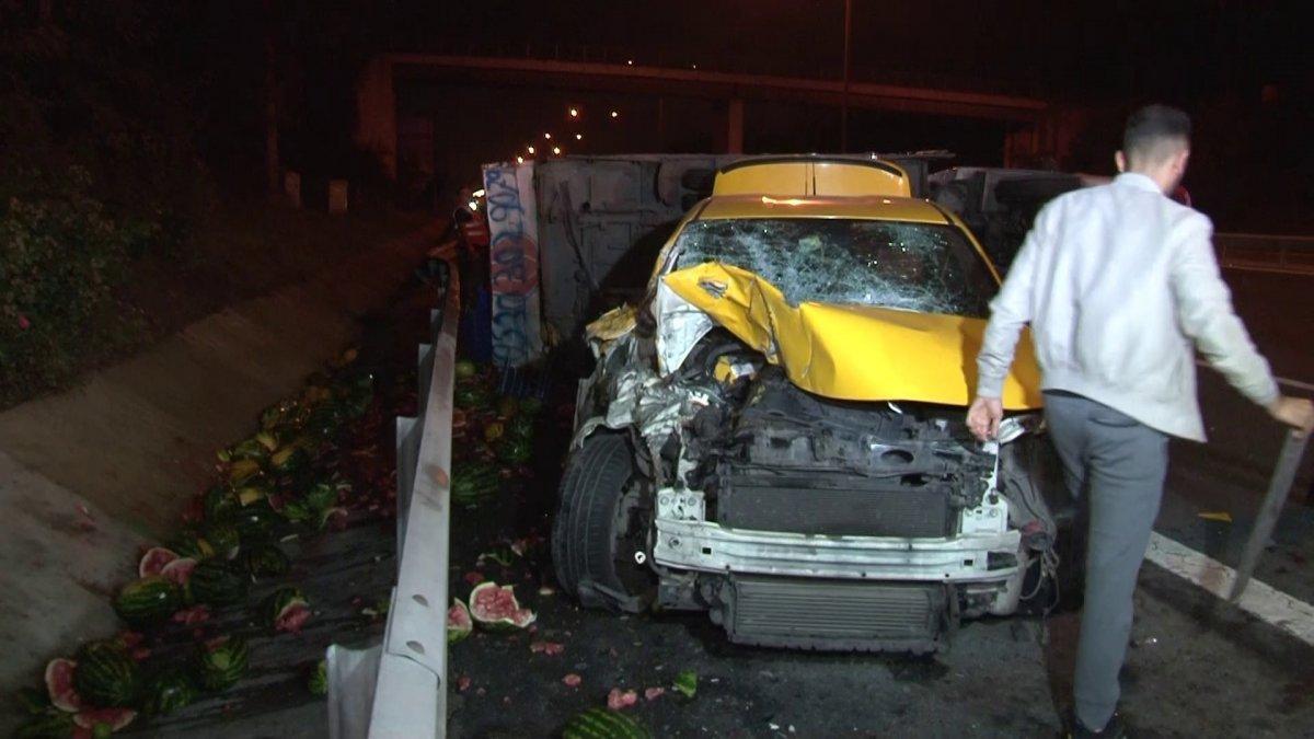 TEM otoyolunda ticari taksi, karpuz taşıyan kamyonete çarptı