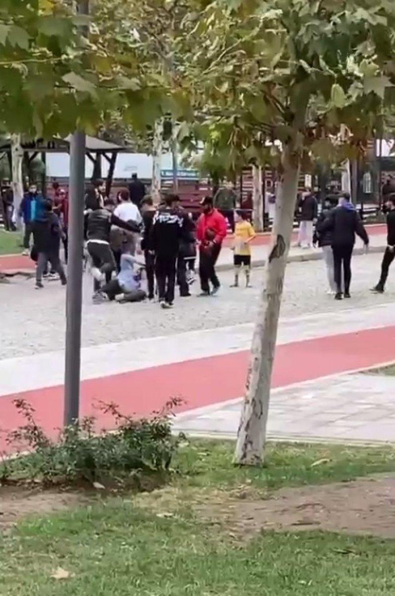 Esenyurt’ta gençlerin uçan tekmeli kavgası