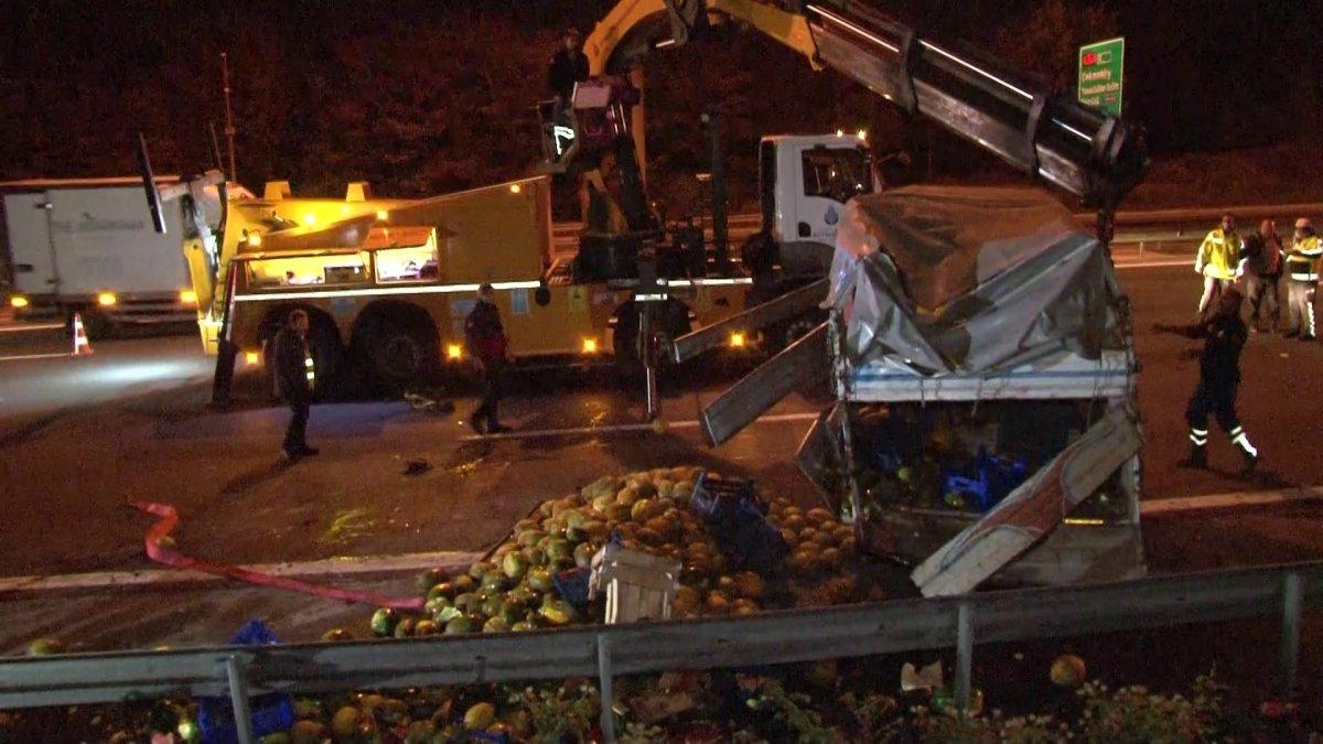 TEM otoyolunda ticari taksi, karpuz taşıyan kamyonete çarptı