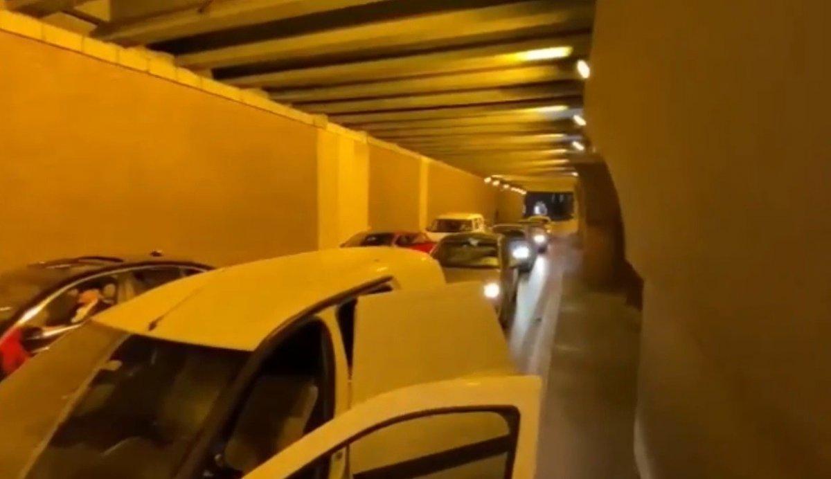 Fatih’te, alt geçitte halay çeken düğün konvoyu trafiği tıkadı