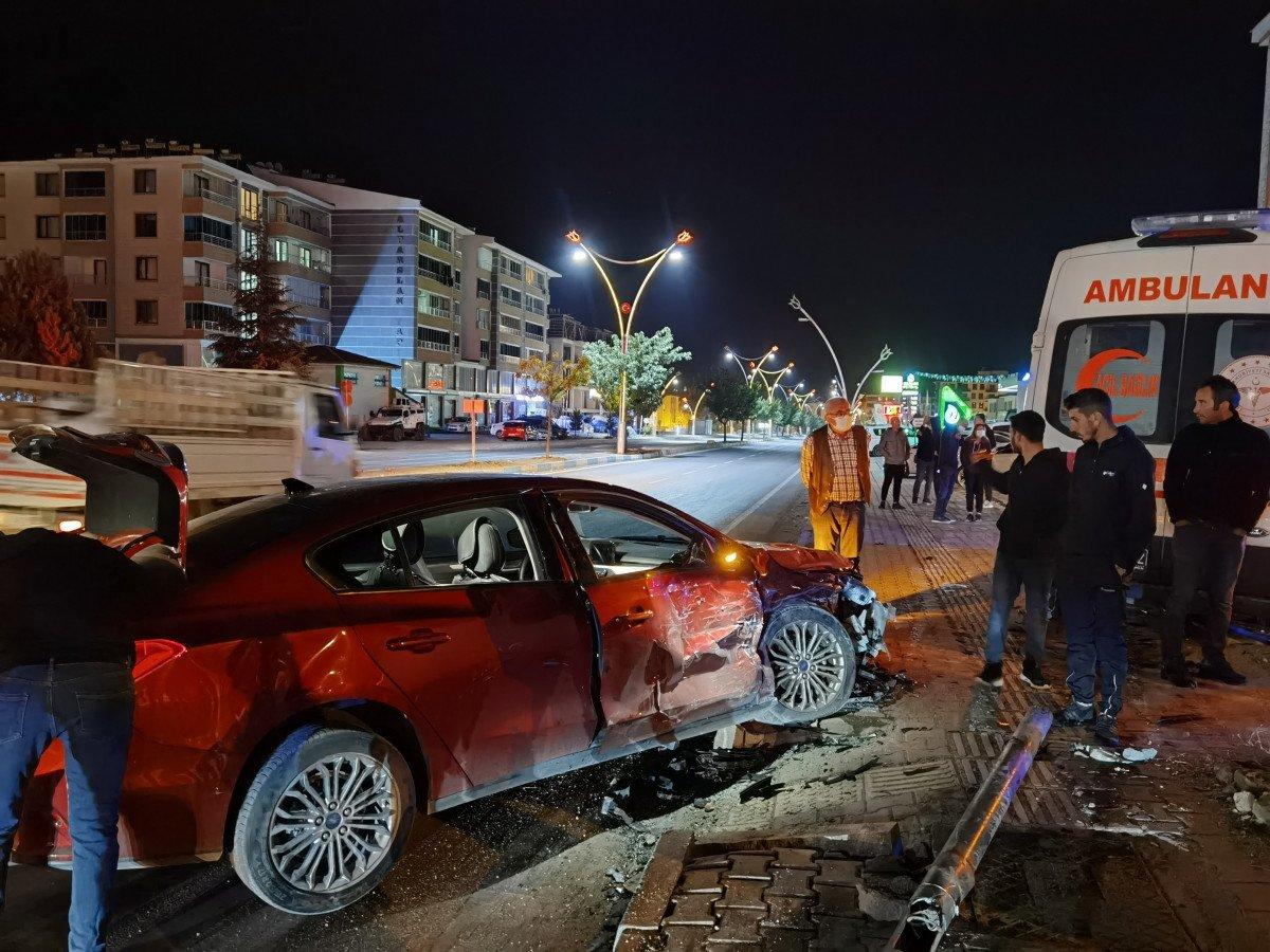 Tunceli'de ambulansla otomobil çarpıştı: 6 yaralı