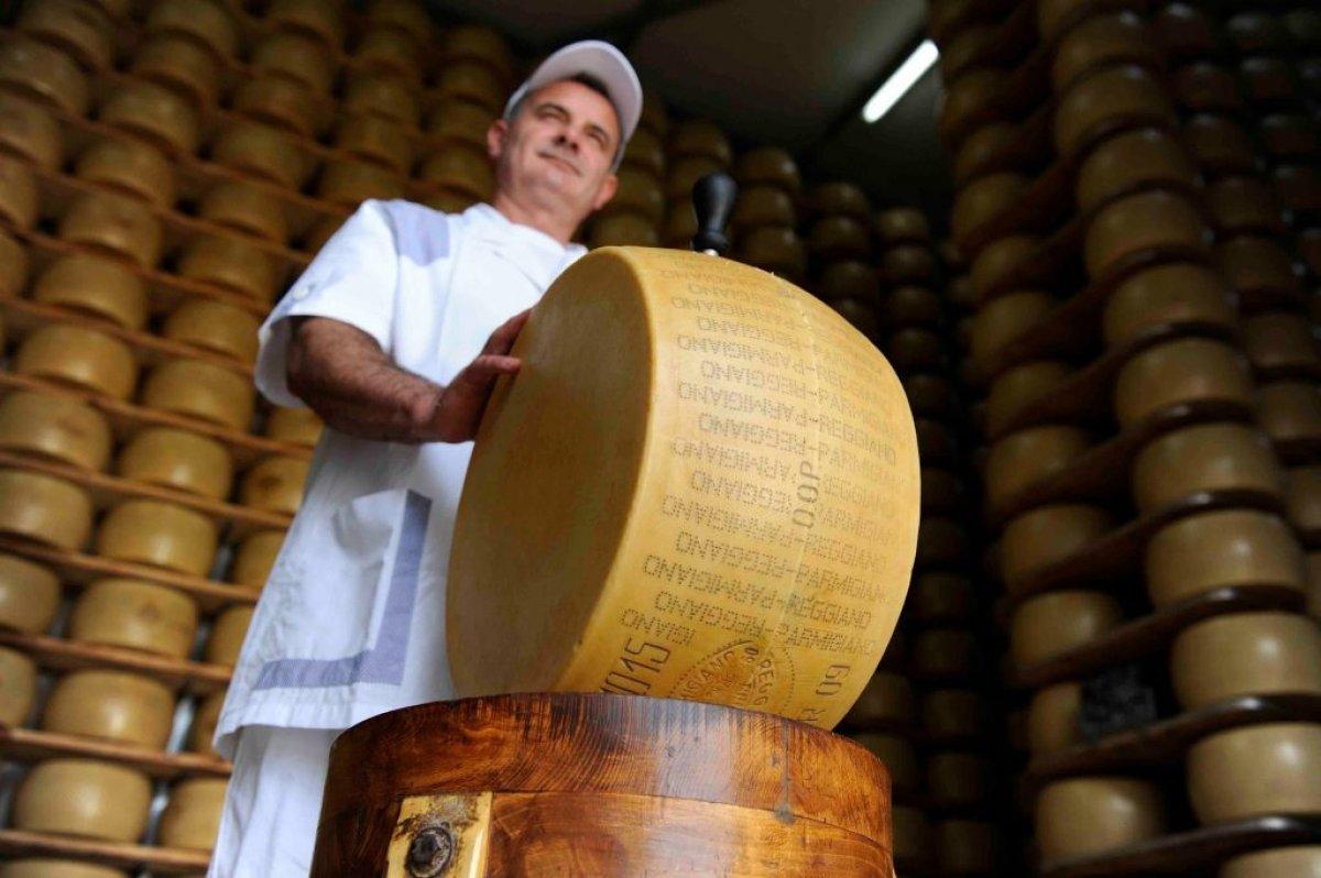 Bu teker bildiklerinizden değil! İşte makarnaların sıcak yuvası parmesan tekeri....