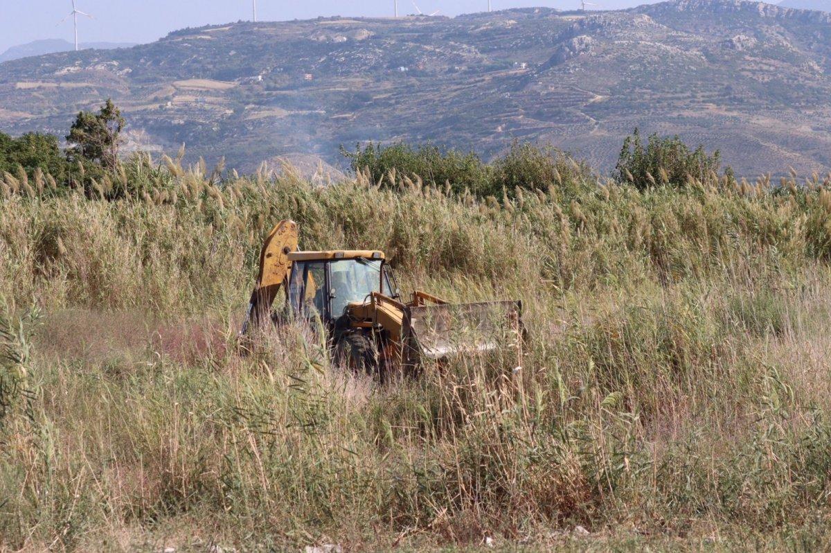 Hatay'da kuş cennetine kepçe ile geçip yol açmaya çalıştı