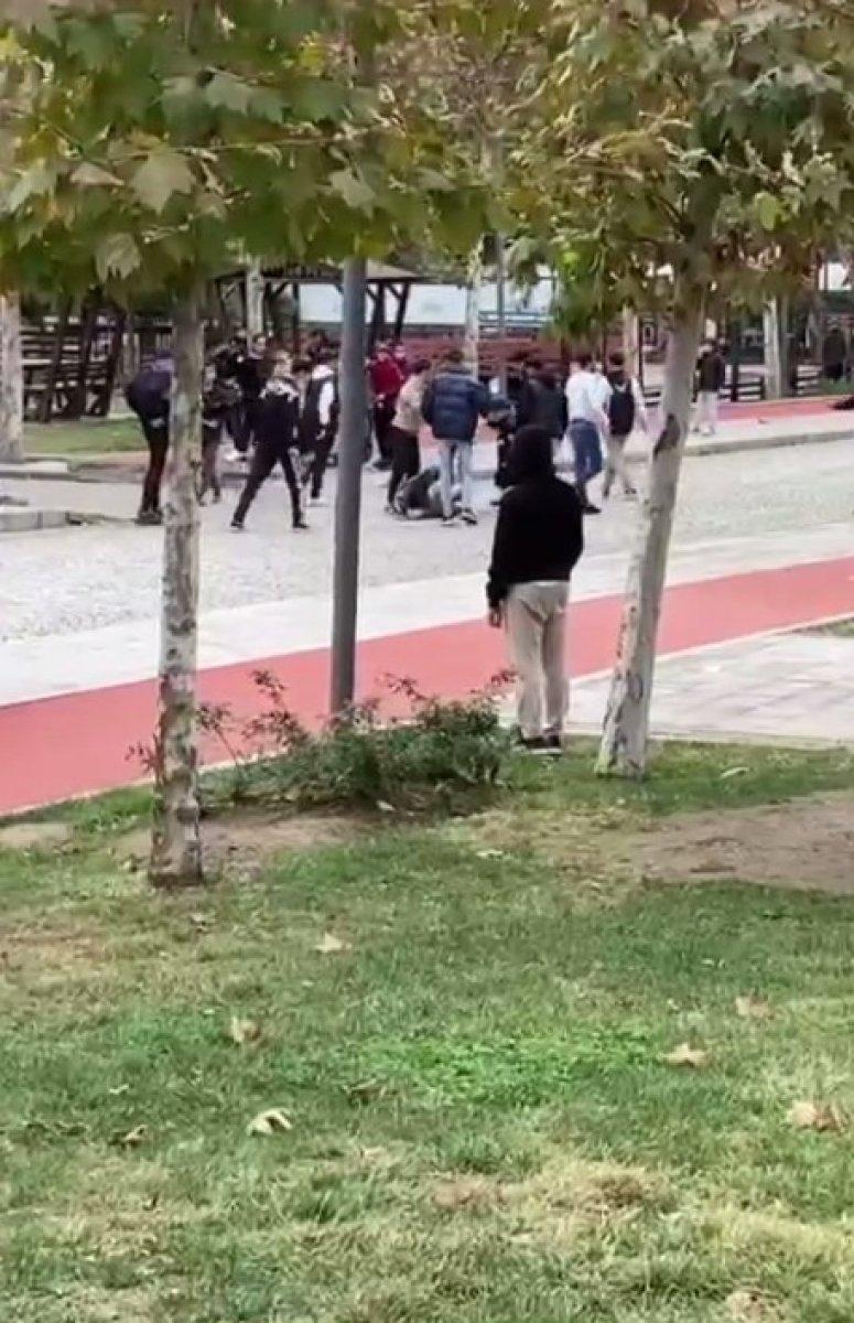 Esenyurt’ta gençlerin uçan tekmeli kavgası