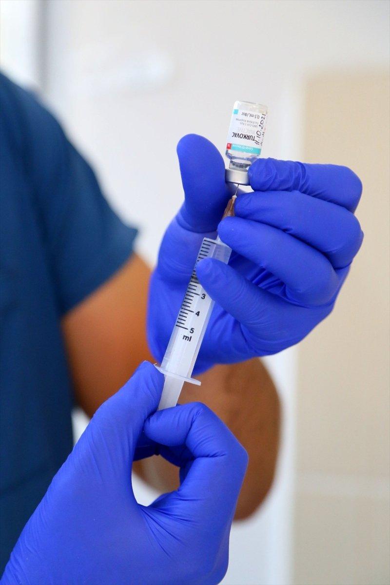 TURKOVAC, İzmir'de gönüllülere uygulanıyor