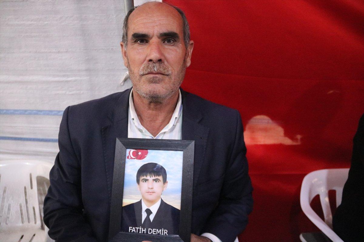 Diyarbakır'da evlat nöbetindeki baba: Çocuklarımız gelene kadar buradan kalkmıyoruz