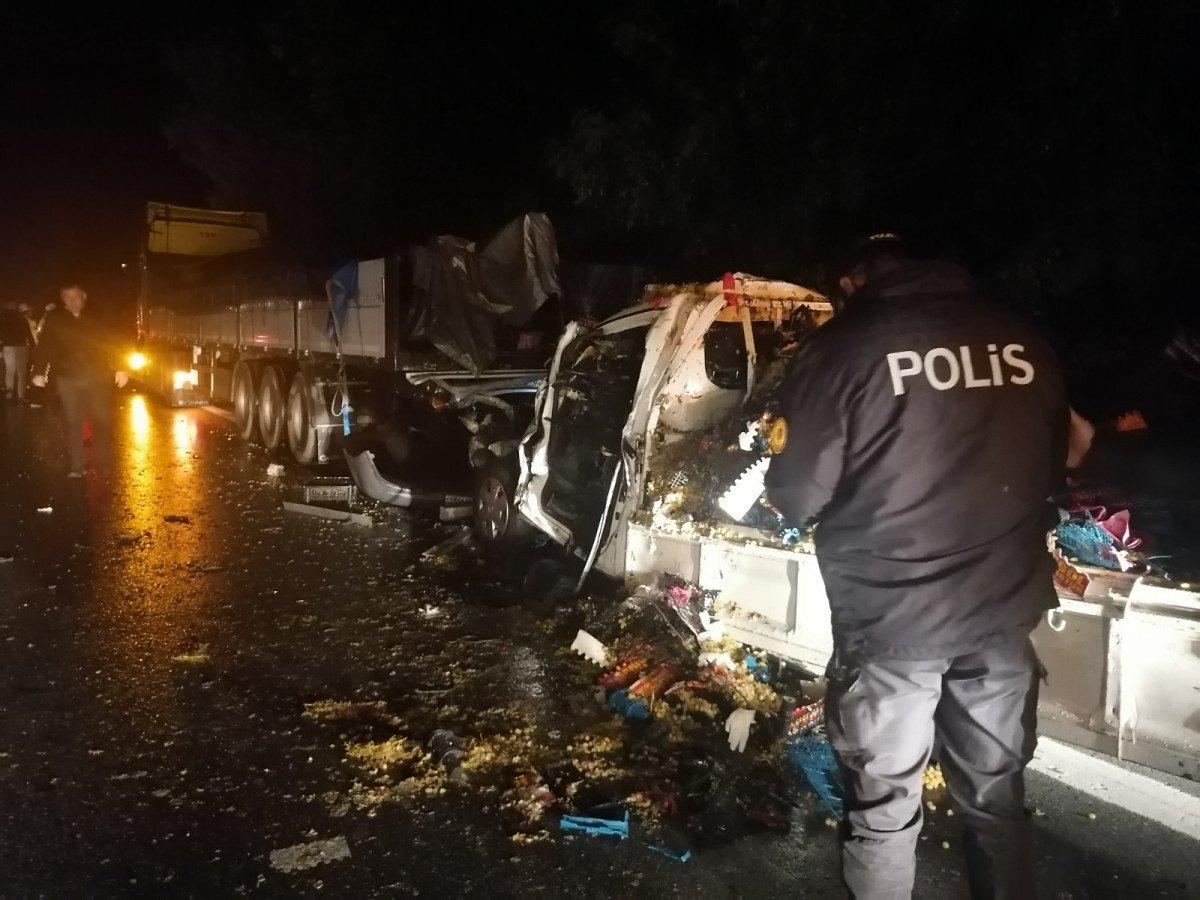 Kocaeli'de tıra kamyonet çarptı: 1 ölü