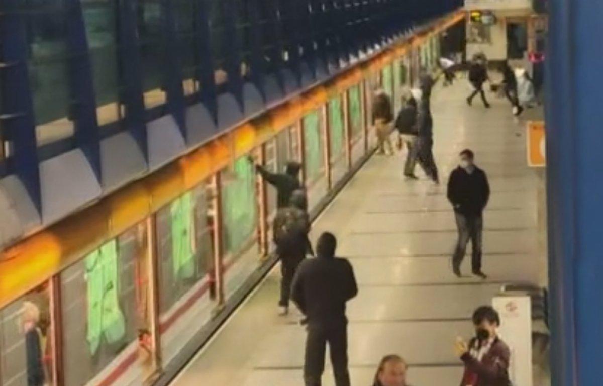 Çekya'da bir grup metroyu boyayarak, yolcularla kavga etti
