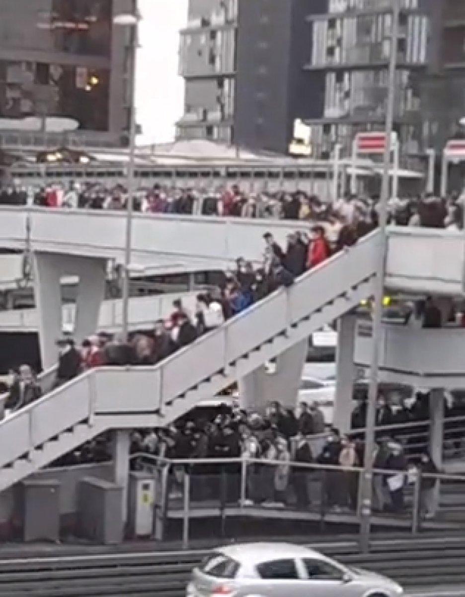 İstanbul'da iş çıkışı metrobüs çilesi