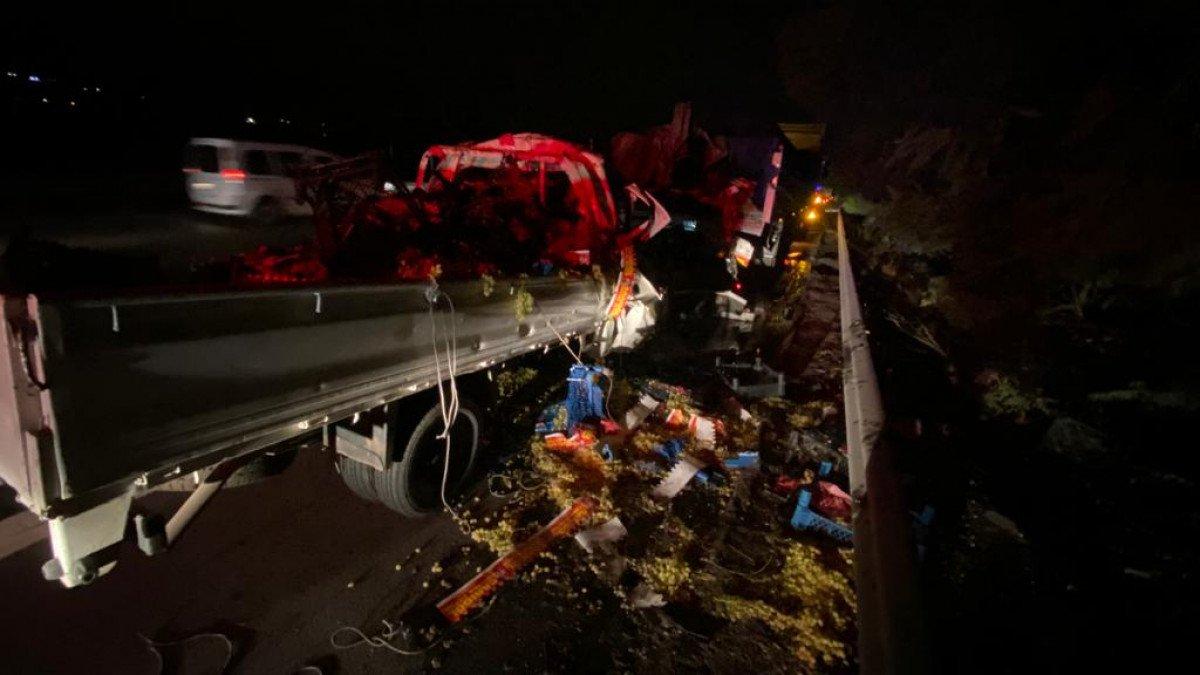 Kocaeli'de tıra kamyonet çarptı: 1 ölü