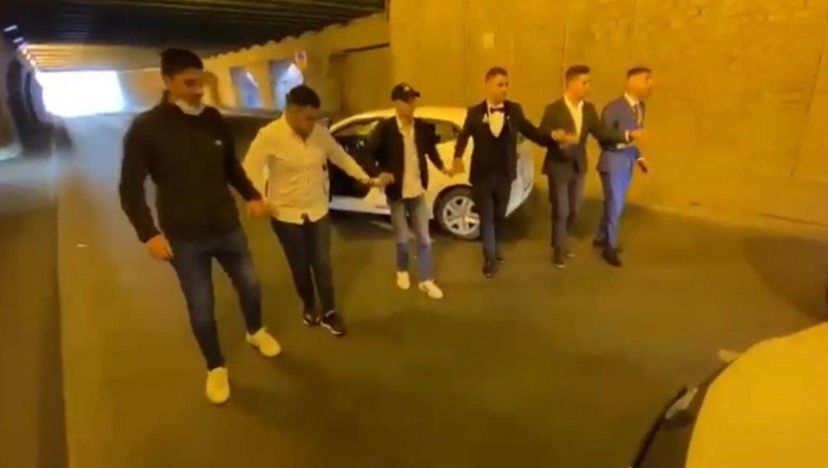 Fatih’te, alt geçitte halay çeken düğün konvoyu trafiği tıkadı