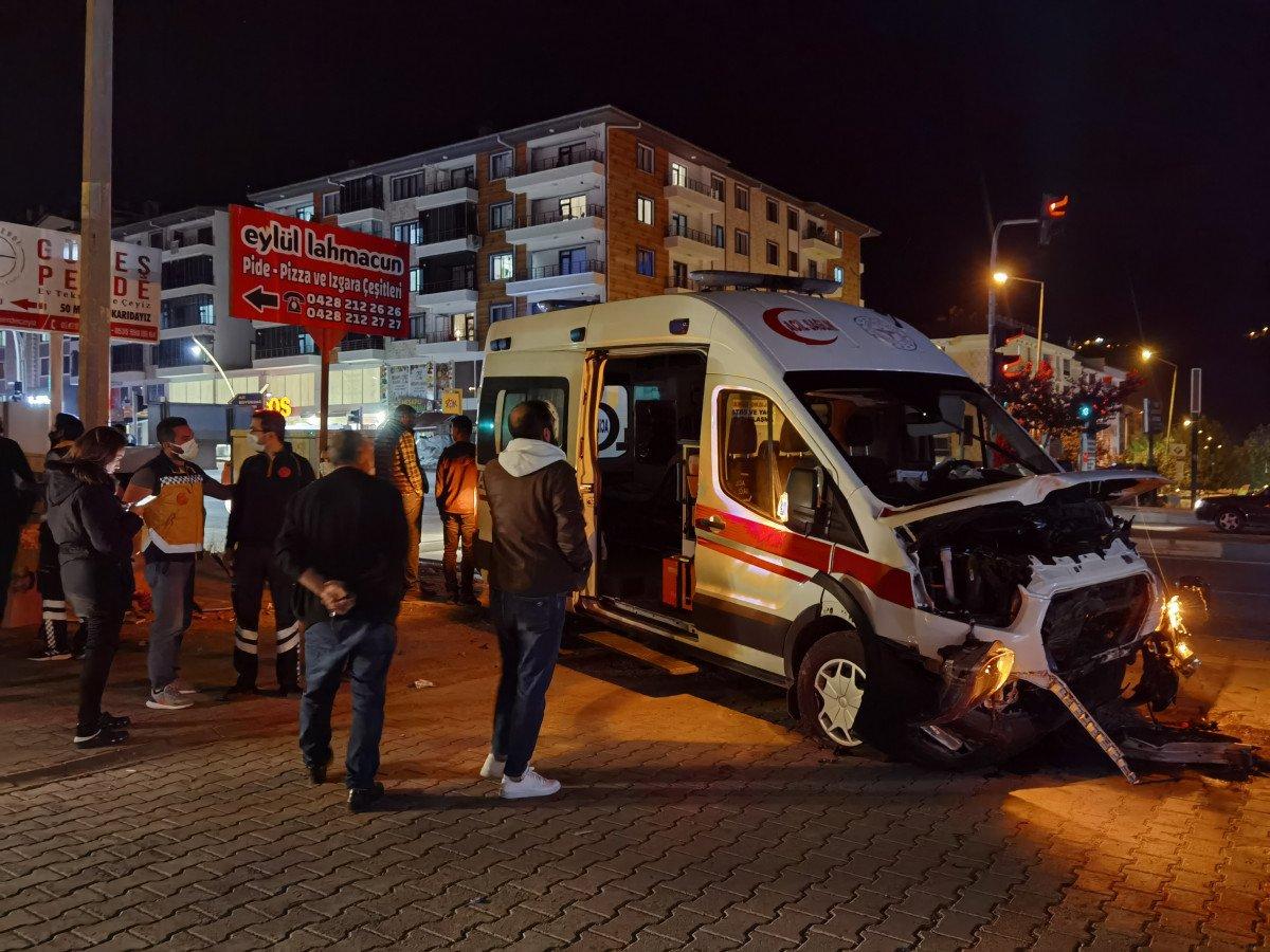 Tunceli'de ambulansla otomobil çarpıştı: 6 yaralı