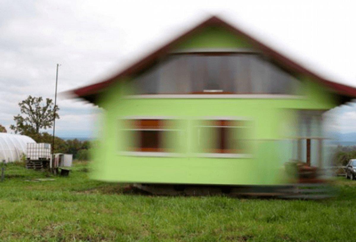 Bosna Hersek'te manzarayı beğenmeyen eşi için dönen ev yaptı