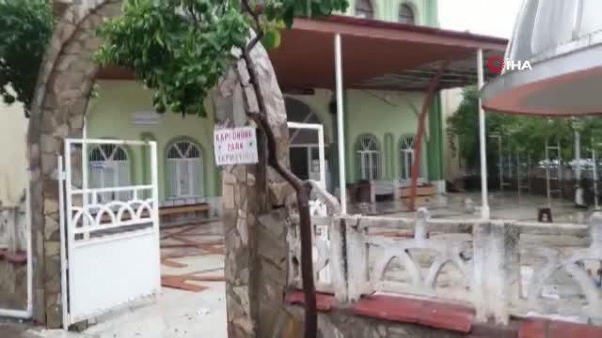 Aydın’da, devrilen minarenin altında kalmaktan saniyeler ile kurtuldular