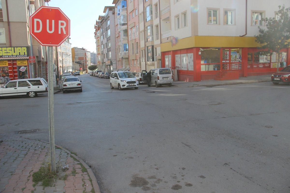 Sivas'ta dur levhasını dikkate almayan sürücü kaza yaptı