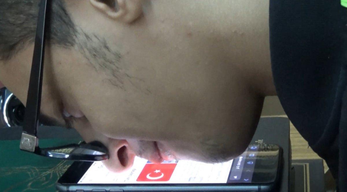 Edirneli serebral palsi hastası Berke, burnu ve ağzı ile 2 üniversite okuyor