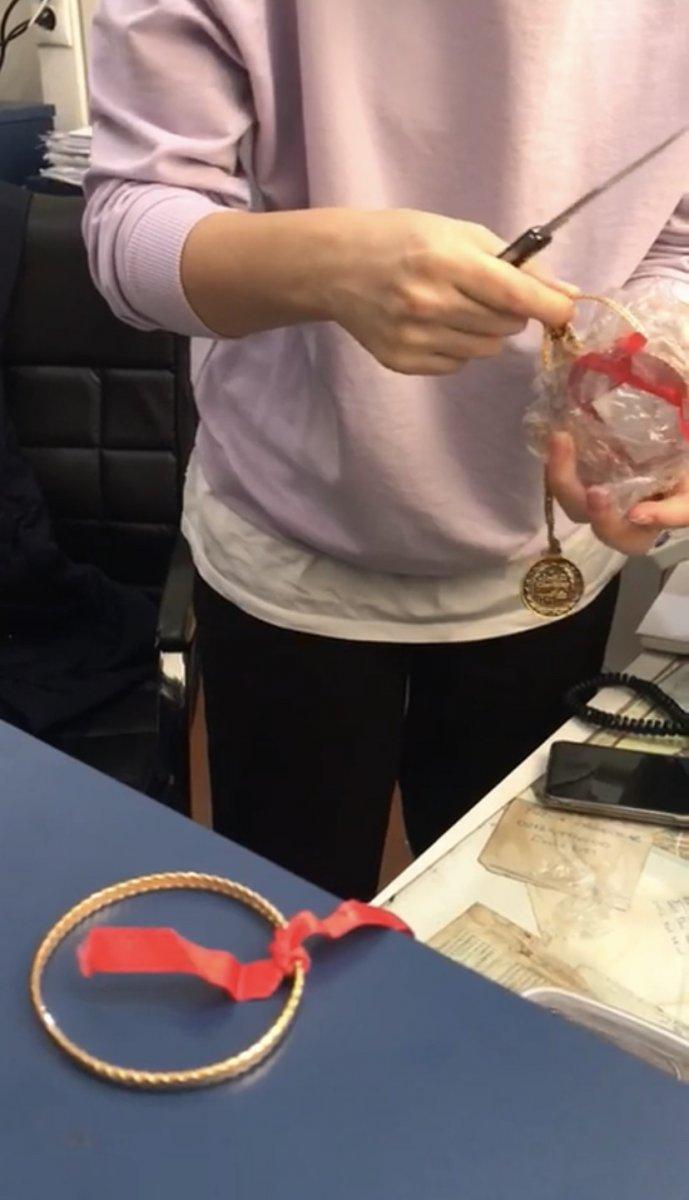 Bayrampaşa'daki taksici, aracında unutulan ziynet eşyalarını teslim etti