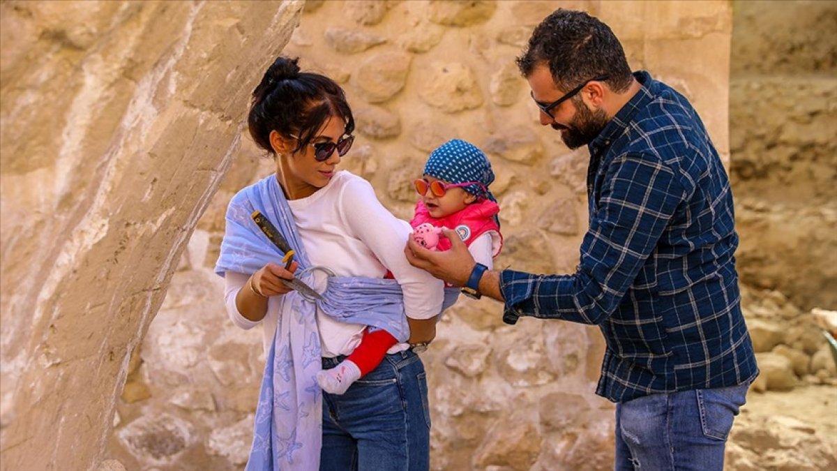 Hasankeyf kazı çalışmalarında Sarya bebek neşe kaynağı oldu